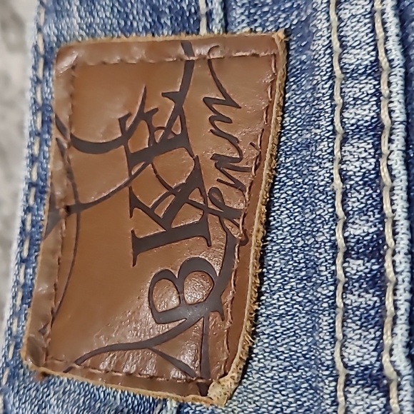 BKE REESE RHINESTONES STUDDED EMBROIDERED DENIM CAPRI JEAN - Picture 4 of 16